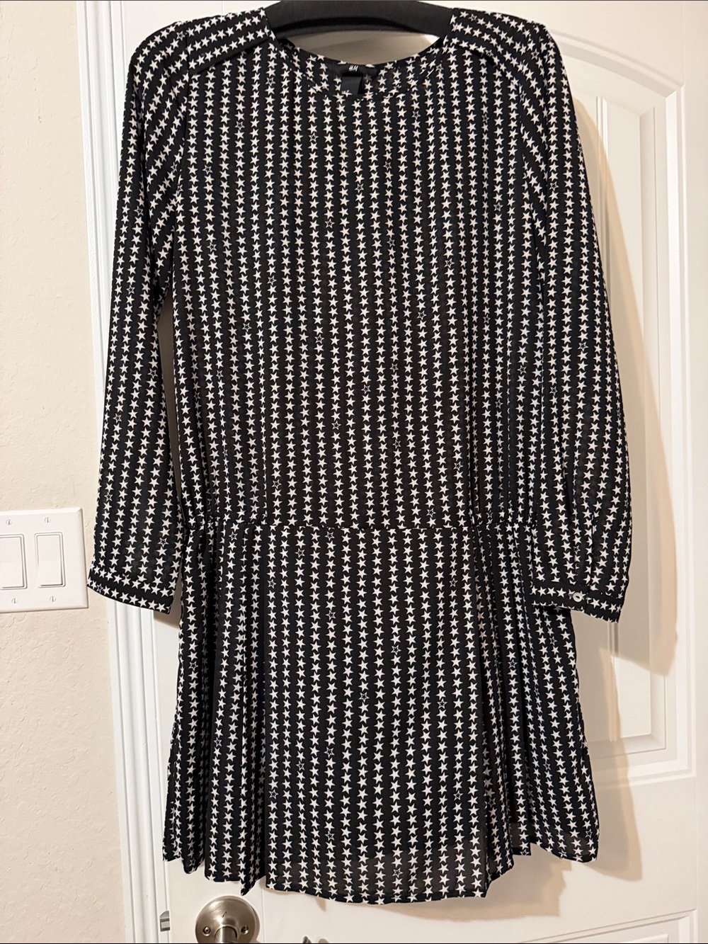 H&M Black and White Star Print Long-Sleeve Drop Waist Mini Dress | Size 8 | EUC